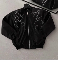 Unisex Siyah Bomber Mont – Beyaz Şimşek Desenli, Fermuarlı Cepli, Kapitone Astarlı Sokak Stili Günlük Ceket - Siyah