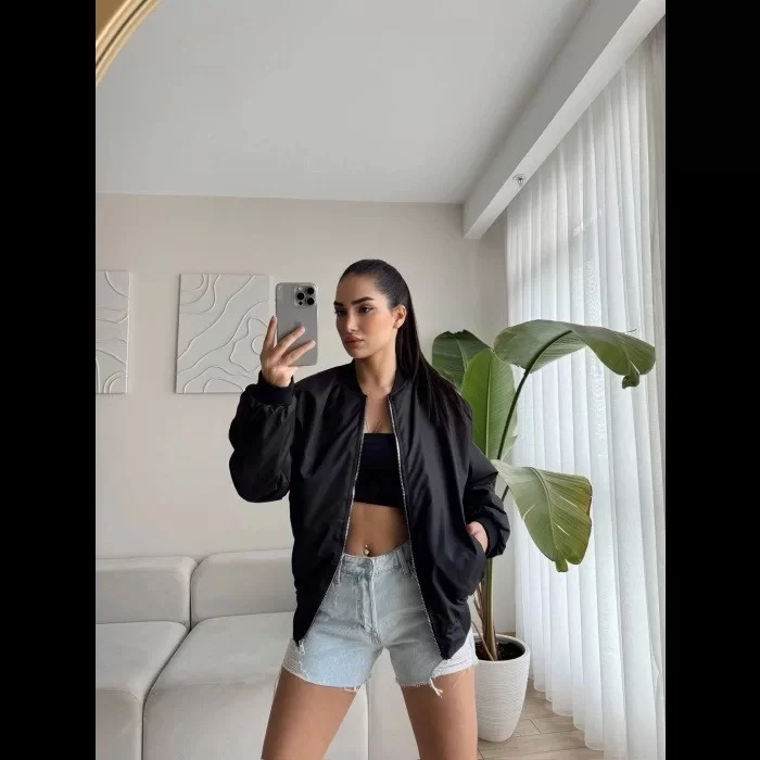 Kadın Siyah Bomber Mont – Oversize Rahat Kalıp, Fermuarlı Cepli, Günlük Kombinlere Uygun Hafif Kapitone Mont- Siyah