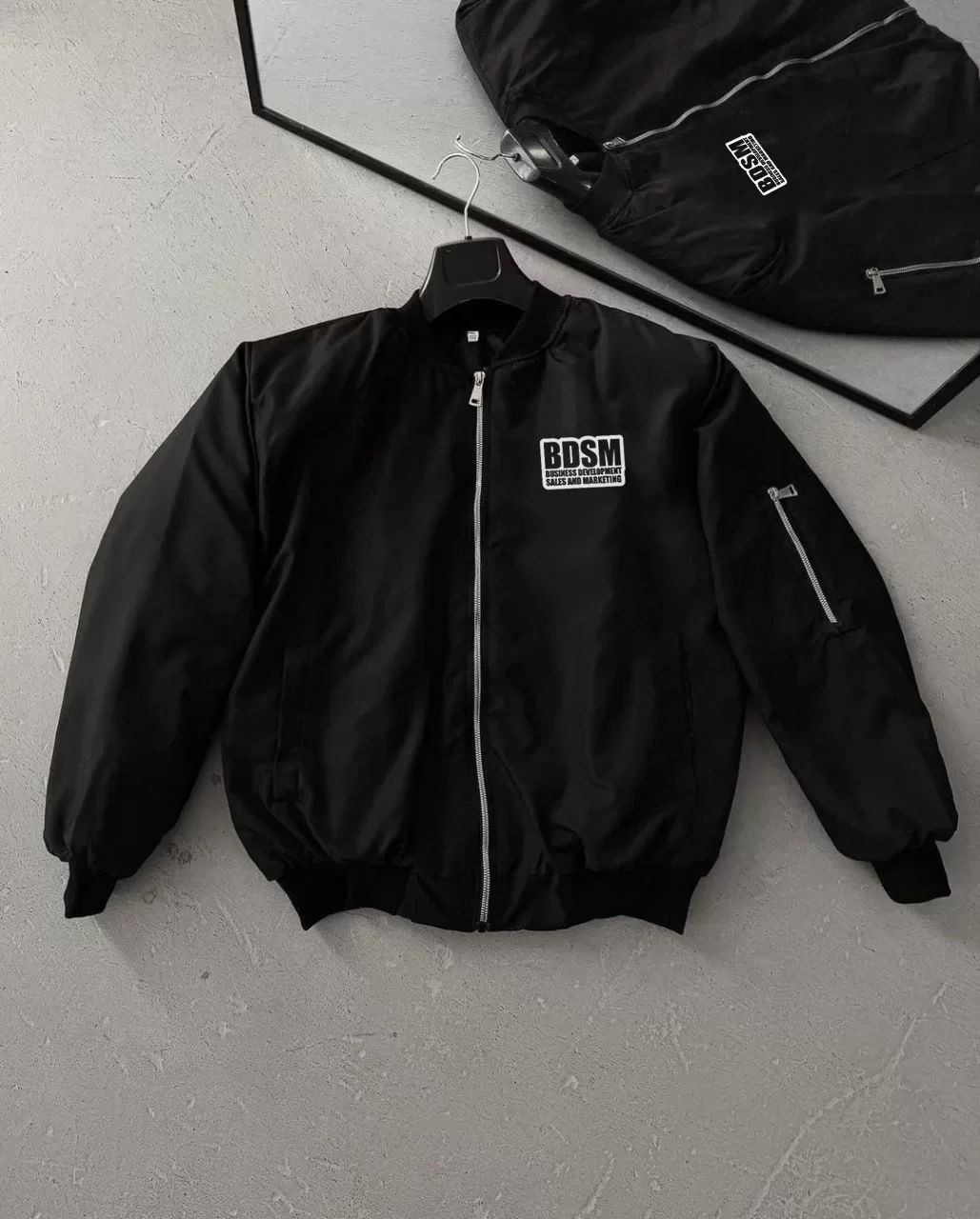 Erkek Siyah Bomber Mont – Fermuarlı, Cepli, Kapitone Astarlı, Göğüs Baskılı Tasarım Günlük Rahat Ceket - Siyah