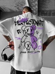 Erkek OversizeGrafik Tişört ''CAMPBRASTCOOPERATION'' Kalın Yazı Bisiklet Yaka, Kısa Kol, Kalın Mor ve Siyah Desenli Yazlık Sokak Kıyafeti - Beyaz