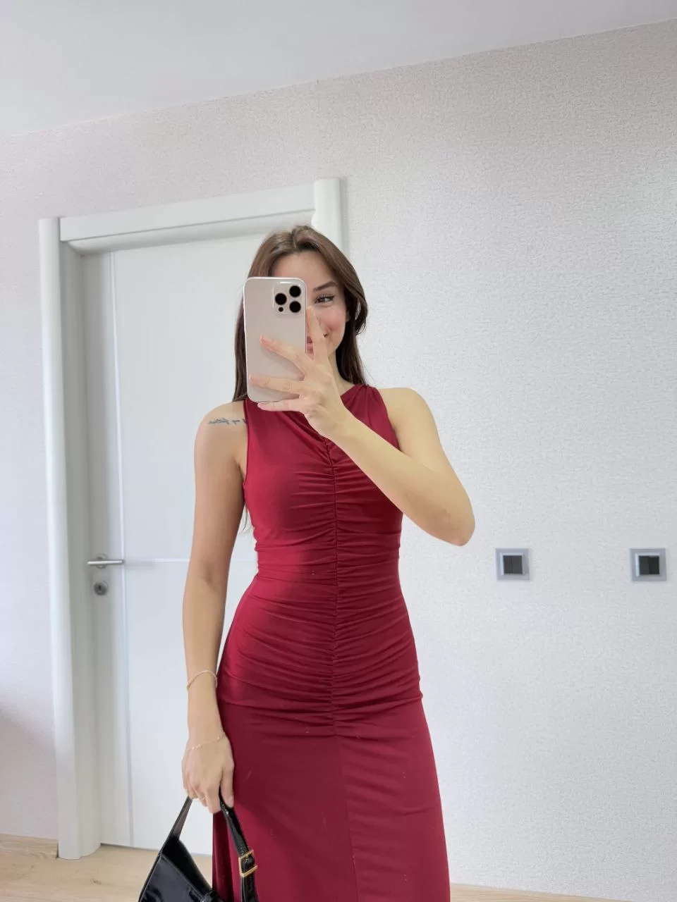 Bürümcük Kumaşlı İçi Astarlı Üzgülü Kolsuz Büzgülü Uzun Elbise - Kırmızı