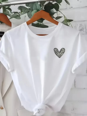 Kadınlar için Şık Leopar Kalp Baskılı Günlük Tişört - Büyük Beden, Makinede Yıkanabilir, Sevgililer Günü & Günlük Kıyafetler için Mükemmel- Beyaz