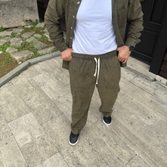 Erkek Kadife Oversize Takım – Gömlek ve Pantolon İkili Set Füme Corduroy Şıklığı, Rahat ve Zarif Duruş Yumuşak Dokulu Kadife Kumaş, Düğmeli Gömlek Üst ve Lastikli Pantolon Alt Parça ile Gün Boyu Konfor- Haki