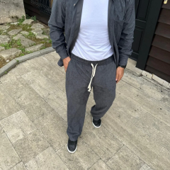 Erkek Kadife Oversize Takım – Gömlek ve Pantolon İkili Set Füme Corduroy Şıklığı, Rahat ve Zarif Duruş Yumuşak Dokulu Kadife Kumaş, Düğmeli Gömlek Üst ve Lastikli Pantolon Alt Parça ile Gün Boyu Konfor- Füme