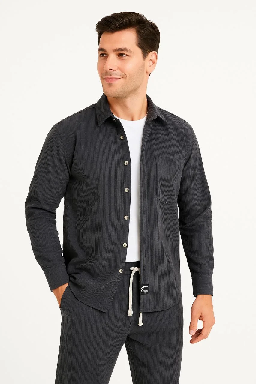 Erkek Kadife Oversize Takım – Gömlek ve Pantolon İkili Set Füme Corduroy Şıklığı, Rahat ve Zarif Duruş Yumuşak Dokulu Kadife Kumaş, Düğmeli Gömlek Üst ve Lastikli Pantolon Alt Parça ile Gün Boyu Konfor- Füme